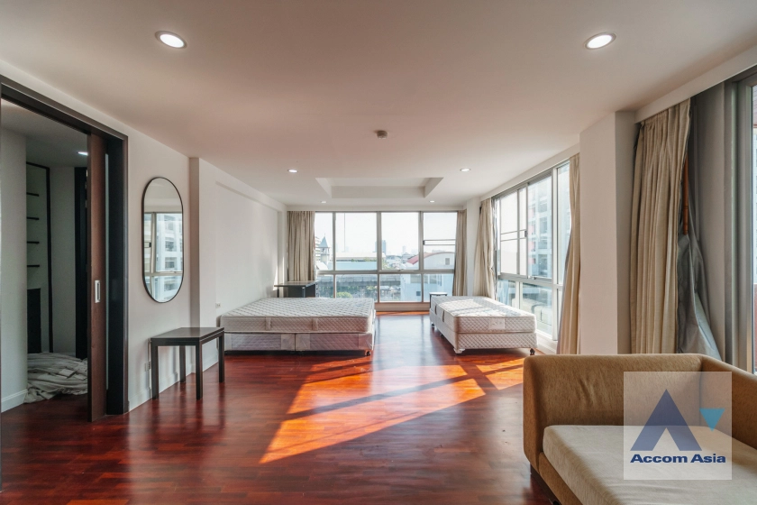 8  4 br Apartment For Rent in Silom ,Bangkok BTS Surasak at High-end Low Rise  AA42702