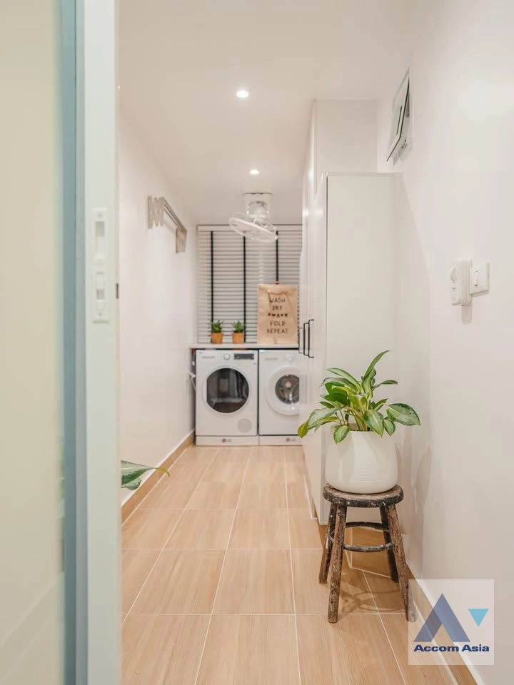 18  3 br Condominium For Sale in Sathorn ,Bangkok BTS Chong Nonsi - BRT Nararam 3 at Fortune Condo Town AA42744