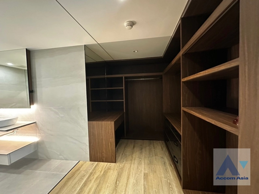 20  3 br Condominium For Rent in Ploenchit ,Bangkok BTS Chitlom at Somkid Gardens AA42746