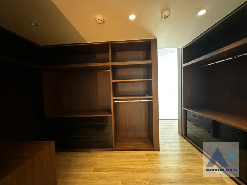 19  3 br Condominium For Rent in Ploenchit ,Bangkok BTS Chitlom at Somkid Gardens AA42746