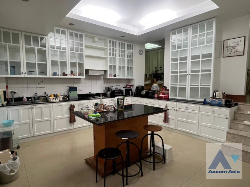 unit 3 Bedrooms  Townhouse For Rent & Sale in Sukhumvit, Bangkok  near BTS Thong Lo (AA42753)