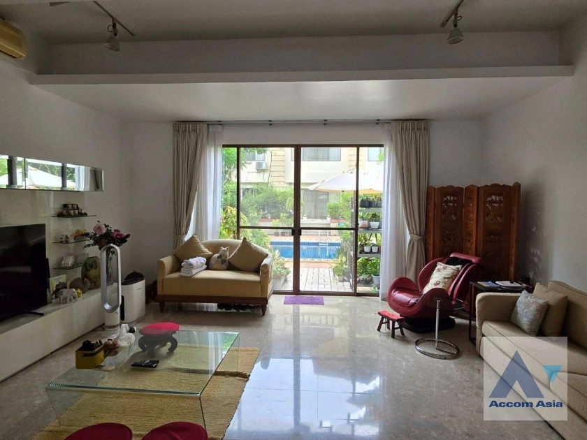 unit 3 Bedrooms  Townhouse For Rent & Sale in Sukhumvit, Bangkok  near BTS Thong Lo (AA42753)