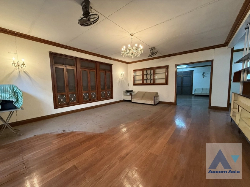  1  5 br House For Rent in Phaholyothin ,Bangkok BTS Saphan-Kwai AA42756
