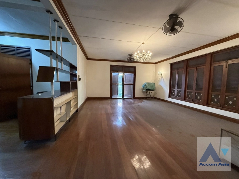 4  5 br House For Rent in Phaholyothin ,Bangkok BTS Saphan-Kwai AA42756
