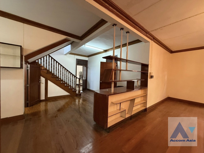 5  5 br House For Rent in Phaholyothin ,Bangkok BTS Saphan-Kwai AA42756