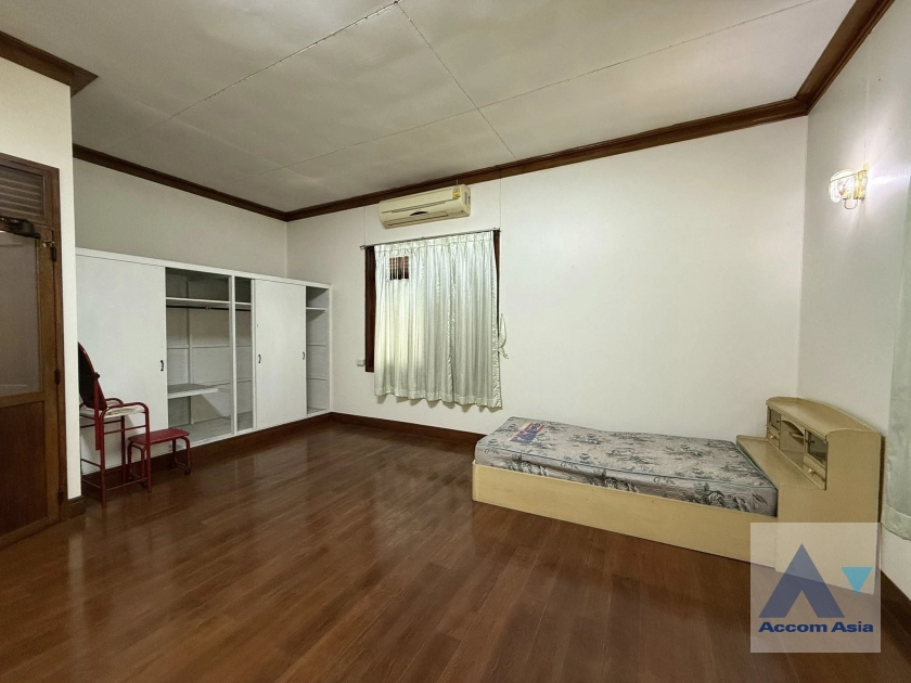 12  5 br House For Rent in Phaholyothin ,Bangkok BTS Saphan-Kwai AA42756