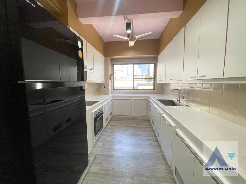 unit 3 Bedrooms  Apartment For Rent in Sukhumvit, Bangkok  near BTS Phrom Phong (AA42775)