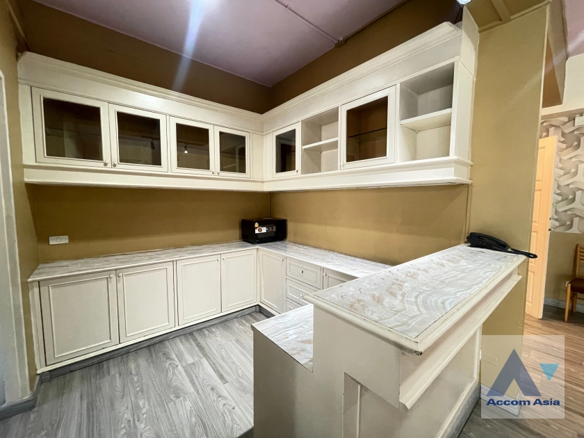 unit 3 Bedrooms  Apartment For Rent in Sukhumvit, Bangkok  near BTS Phrom Phong (AA42775)