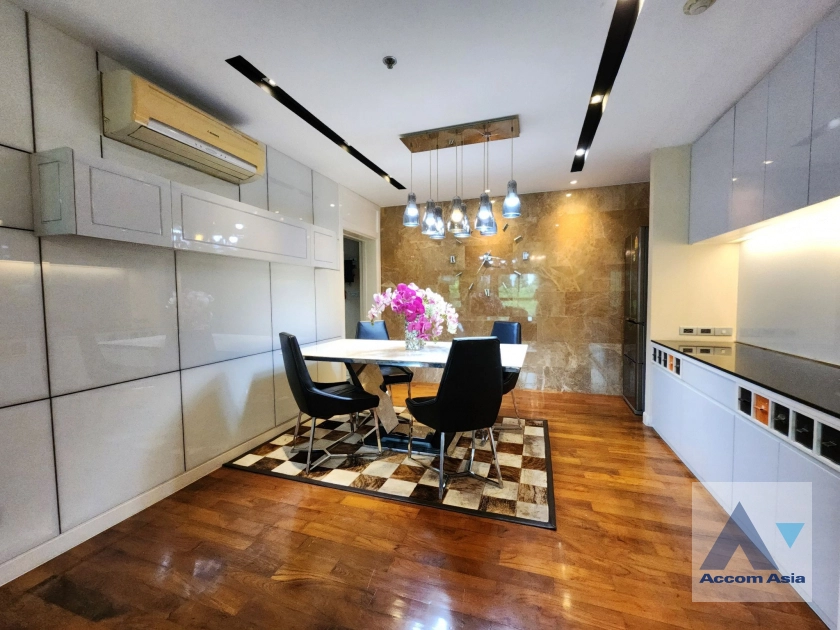 unitCorner Unit |  3 Bedrooms  Condominium For Sale in Silom, Bangkok  near BTS Chong Nonsi (AA42786)