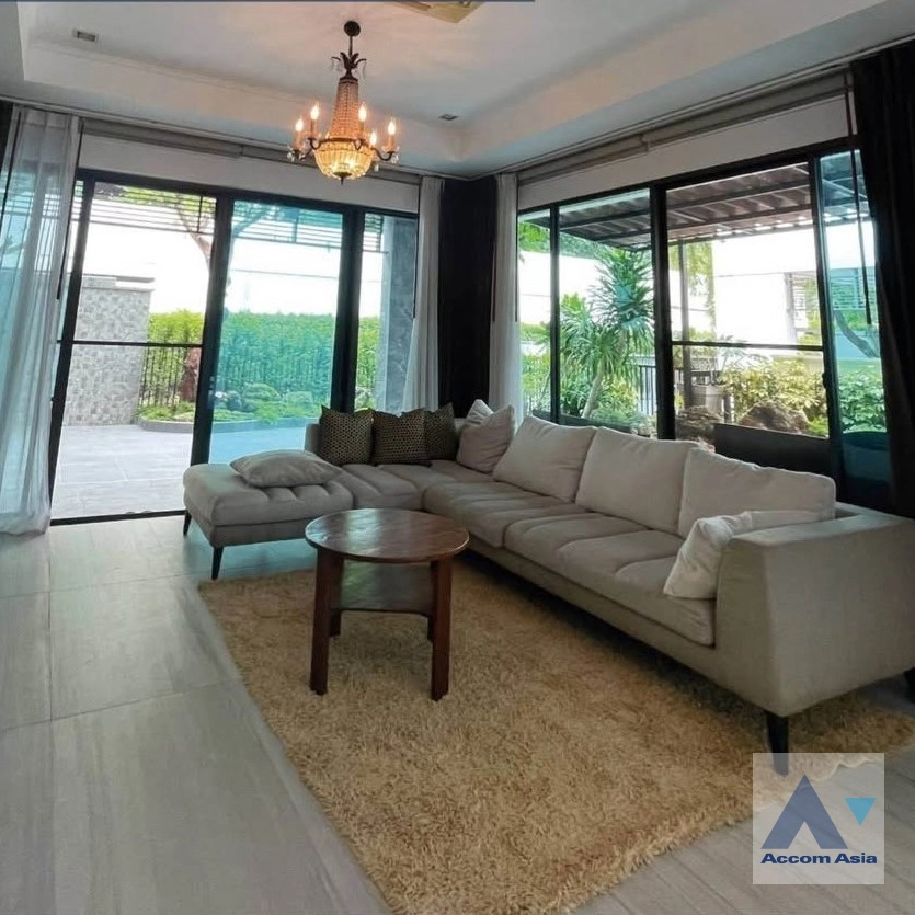 unit 5 Bedrooms  House For Sale in Phaholyothin, Bangkok  (AA42821)