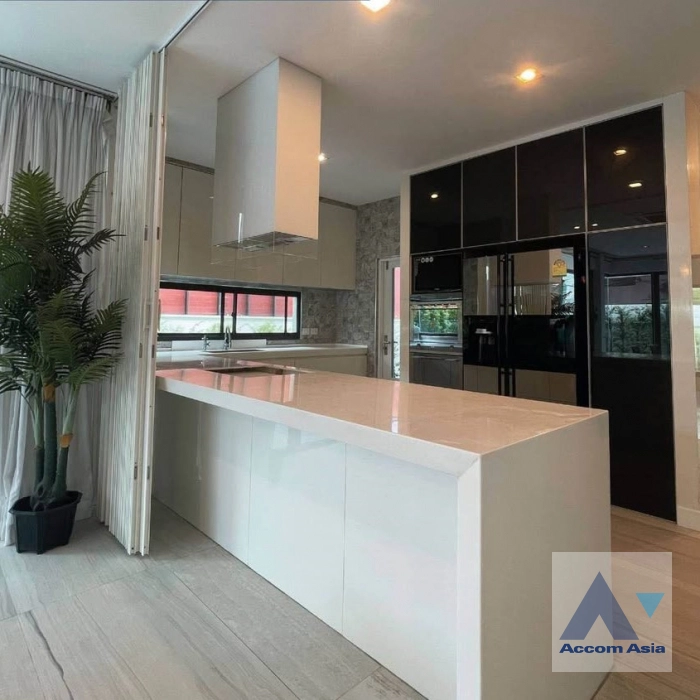 unit 5 Bedrooms  House For Sale in Phaholyothin, Bangkok  (AA42821)