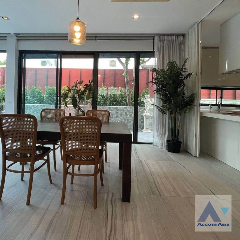 unit 5 Bedrooms  House For Sale in Phaholyothin, Bangkok  (AA42821)