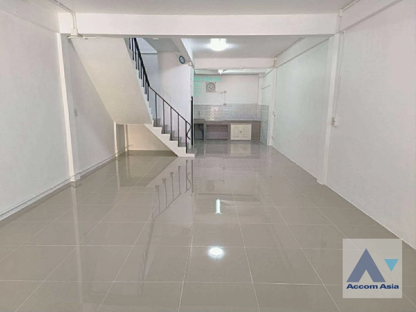 unitPet friendly |  2 Bedrooms  House For Rent & Sale in Phaholyothin, Bangkok  near BTS Saphan-Kwai (AA42837)