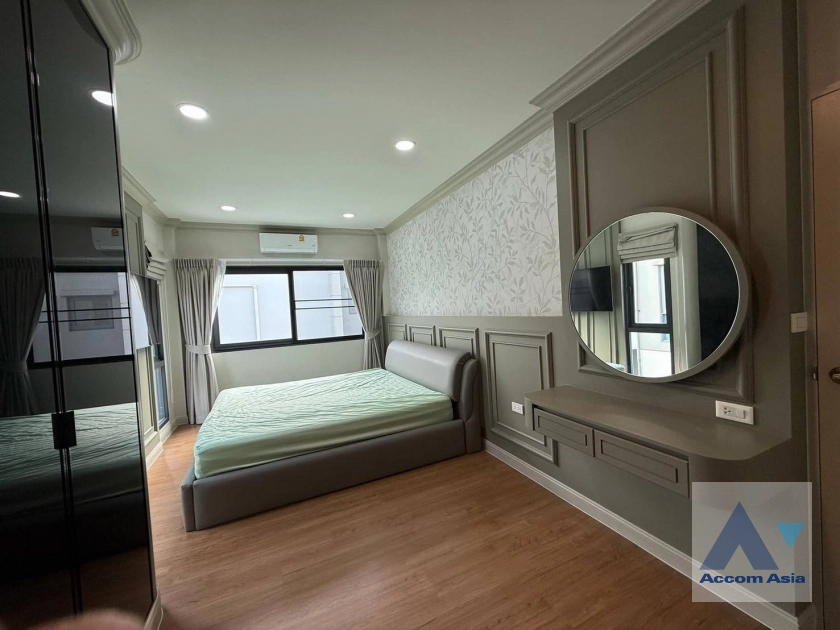 unit 4 Bedrooms  House For Rent in Samutprakan, Samutprakan  (AA42869)