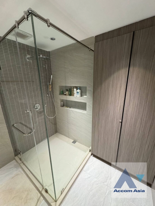 unit 2 Bedrooms  Condominium For Rent in Ploenchit, Bangkok  near BTS Chitlom (AA42889)