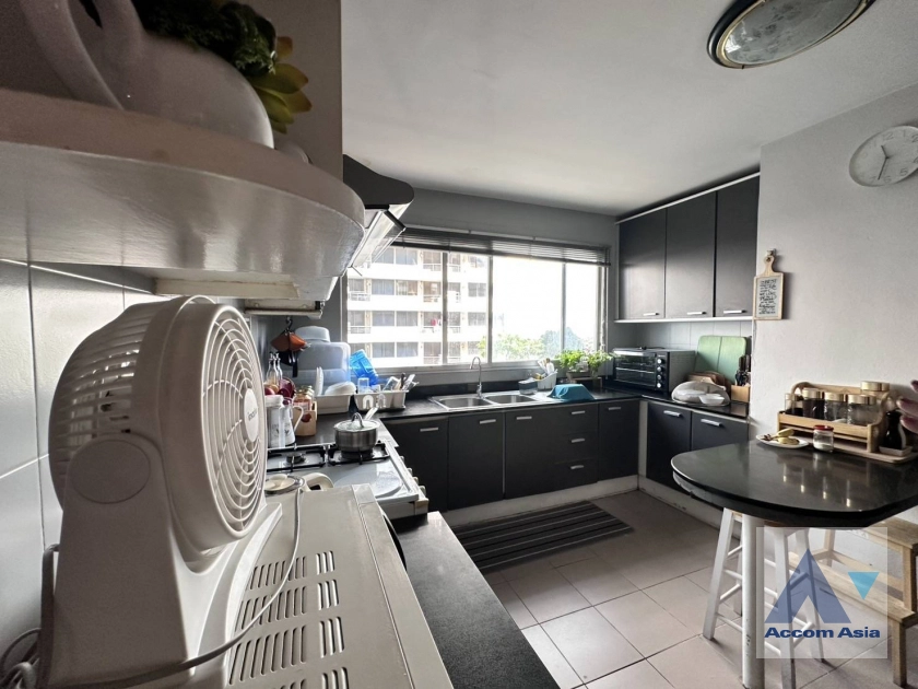 unit 3 Bedrooms  Condominium For Rent in Sukhumvit, Bangkok  near BTS Phrom Phong (AA42900)