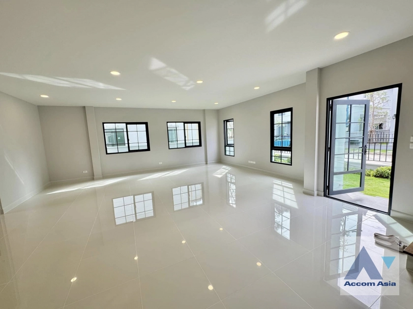  1  4 br House For Sale in Samutprakan ,Samutprakan  at Centro Bangna AA42911