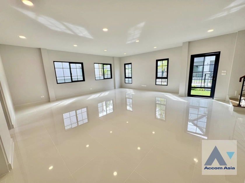 unit 4 Bedrooms  House For Sale in Samutprakan, Samutprakan  (AA42911)