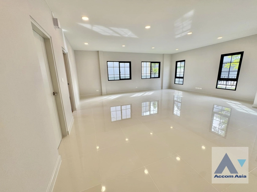 9  4 br House For Sale in Samutprakan ,Samutprakan  at Centro Bangna AA42911