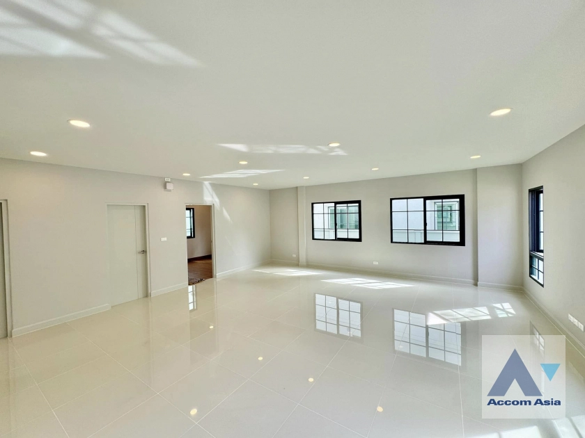 11  4 br House For Sale in Samutprakan ,Samutprakan  at Centro Bangna AA42911