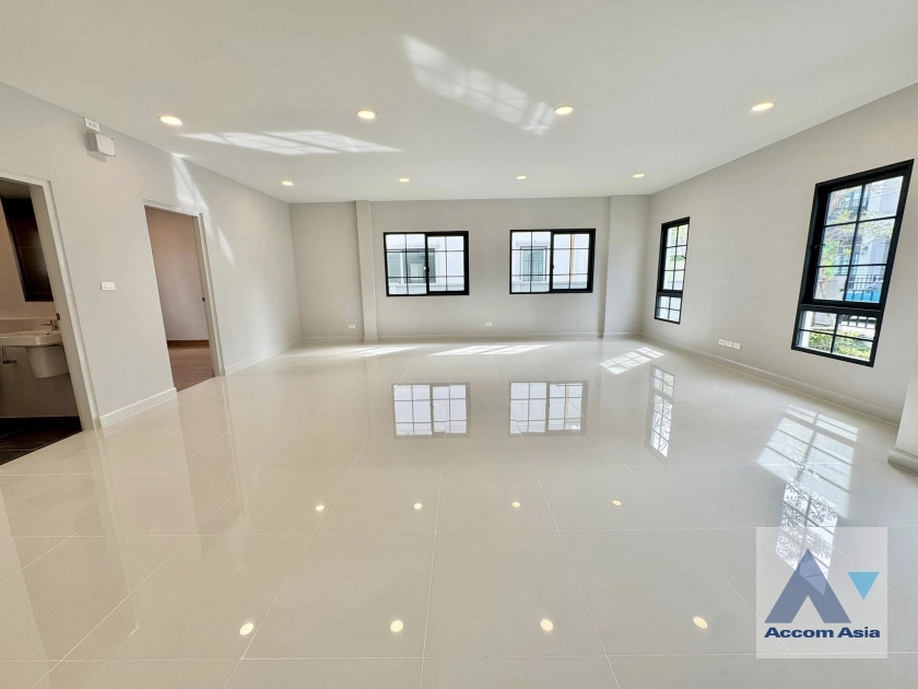 6  4 br House For Sale in Samutprakan ,Samutprakan  at Centro Bangna AA42911