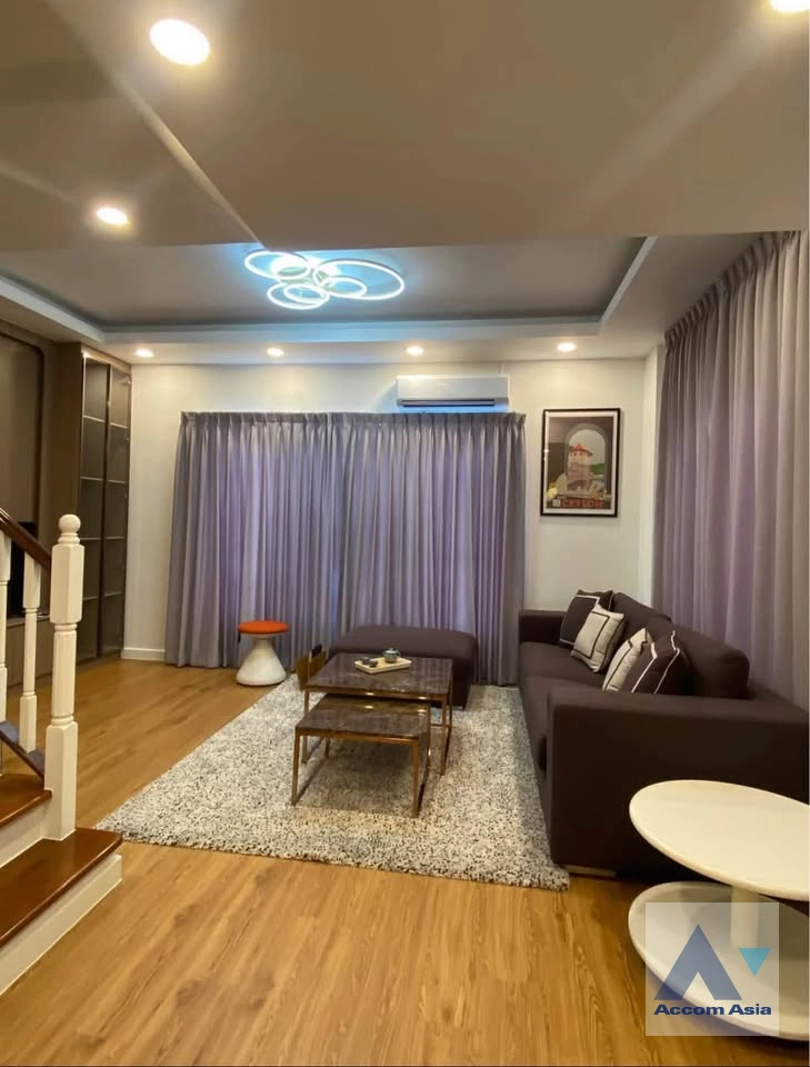 unitFully Furnished, Newly renovated, Pet friendly |  4 Bedrooms  Townhouse For Rent in Bang Na, Bangkok  (AA42913)