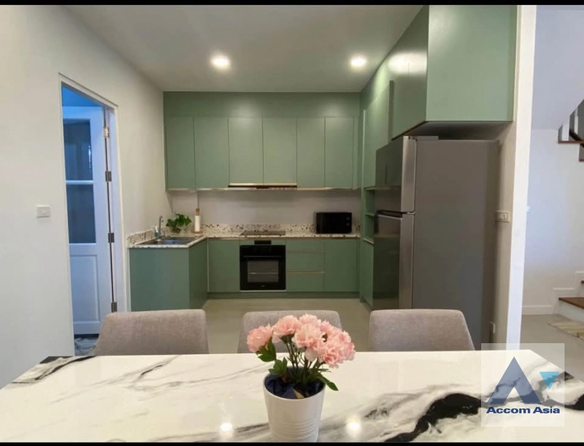 unitFully Furnished, Newly renovated, Pet friendly |  4 Bedrooms  Townhouse For Rent in Bang Na, Bangkok  (AA42913)