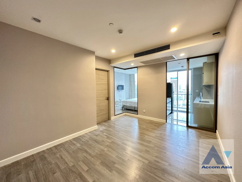 unit 1 Bedroom  Condominium For Rent & Sale in Silom, Bangkok  near BTS Surasak (AA42918)