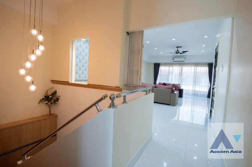  1  3 br House for rent and sale in Sukhumvit ,Bangkok BTS Phra khanong AA42943