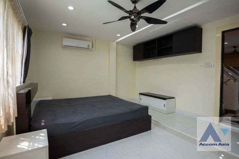 18  3 br House for rent and sale in Sukhumvit ,Bangkok BTS Phra khanong AA42943