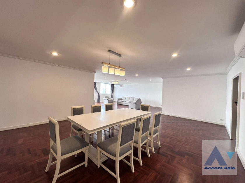 unit 3 Bedrooms  Apartment For Rent in Sukhumvit, Bangkok  near BTS Ekkamai (AA42960)