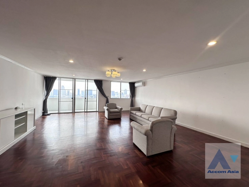 unit 3 Bedrooms  Apartment For Rent in Sukhumvit, Bangkok  near BTS Ekkamai (AA42960)