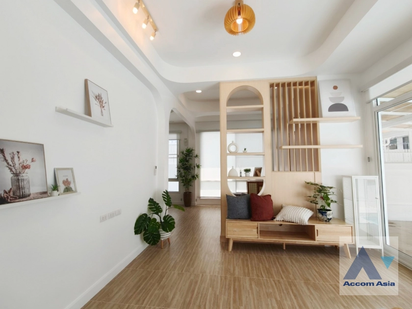 unit 3 Bedrooms  House For Rent in Sukhumvit, Bangkok  near BTS Ekkamai (AA42969)