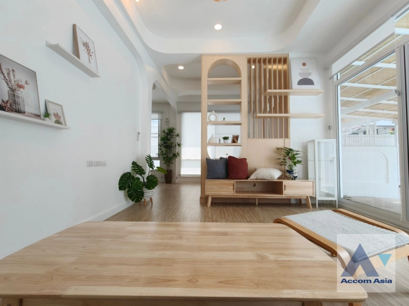 unit 3 Bedrooms  House For Rent in Sukhumvit, Bangkok  near BTS Ekkamai (AA42969)