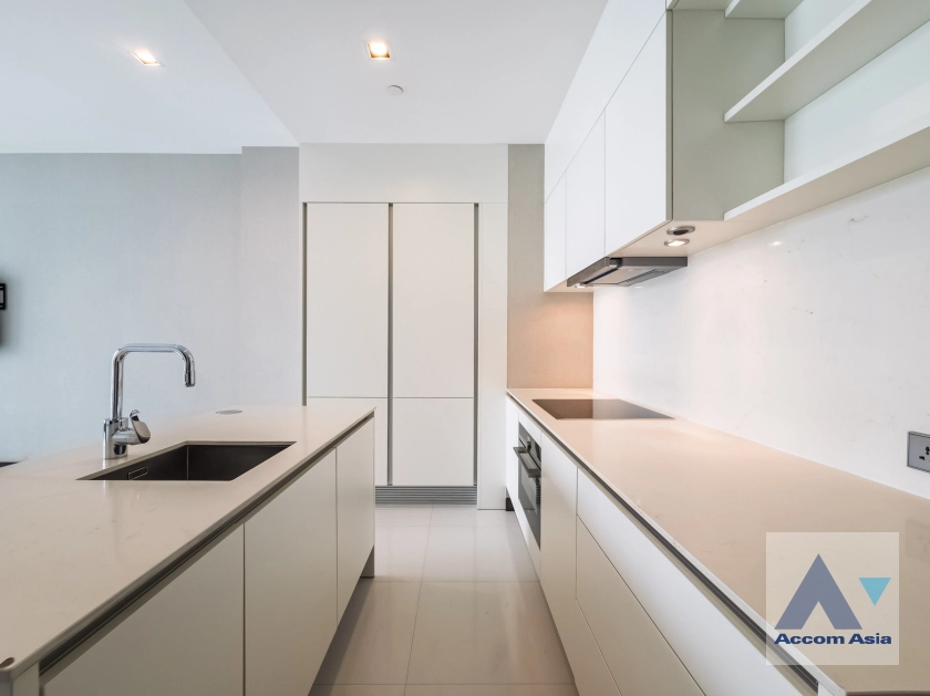unitModern condominium with Full-Length Windows and City Views in Sukhumvit (AA42985)