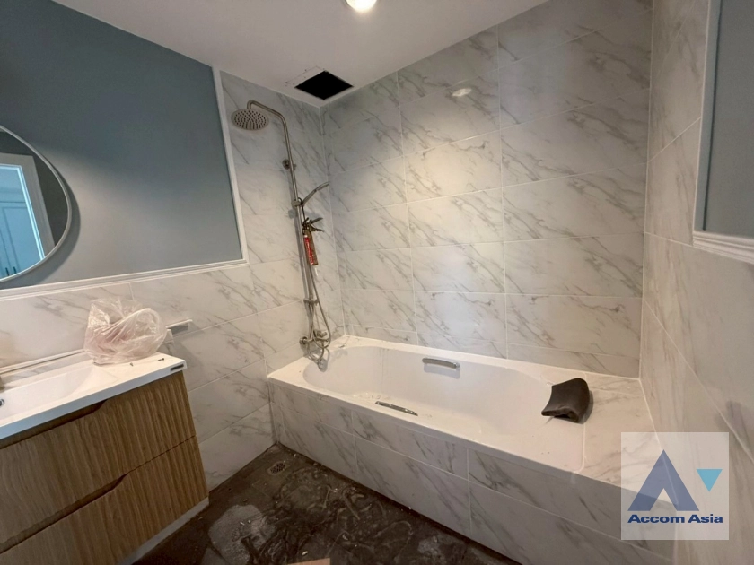 10  2 br Apartment For Rent in Sathorn ,Bangkok BTS Surasak at Good Location AA42986