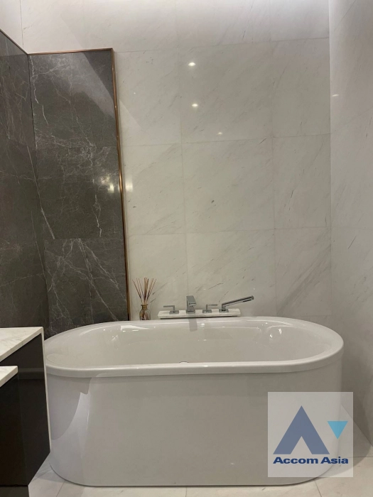 8  1 br Condominium For Rent in Ploenchit ,Bangkok BTS Ploenchit at Sindhorn Tonson AA43008