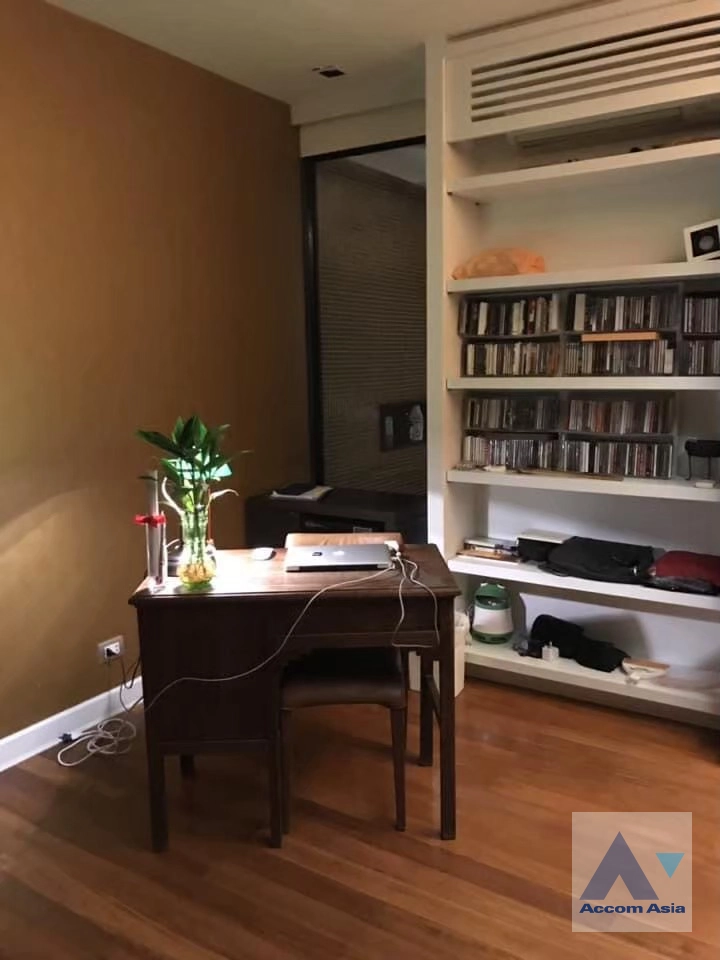 unit 3 Bedrooms  Condominium For Sale in Sathorn, Bangkok  near MRT Lumphini (AA43021)