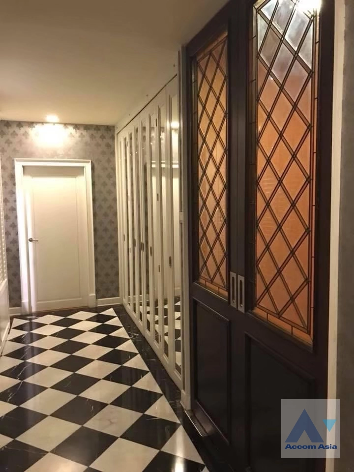 unit 3 Bedrooms  Condominium For Sale in Sathorn, Bangkok  near MRT Lumphini (AA43021)