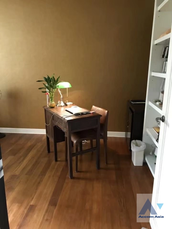 unit 3 Bedrooms  Condominium For Sale in Sathorn, Bangkok  near MRT Lumphini (AA43021)