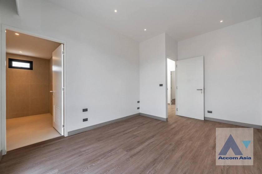 24  3 br House For Sale in Phaholyothin ,Bangkok BTS Saphan-Kwai AA43042