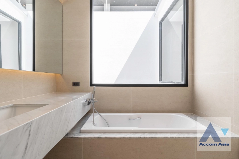 28  3 br House For Sale in Phaholyothin ,Bangkok BTS Saphan-Kwai AA43042