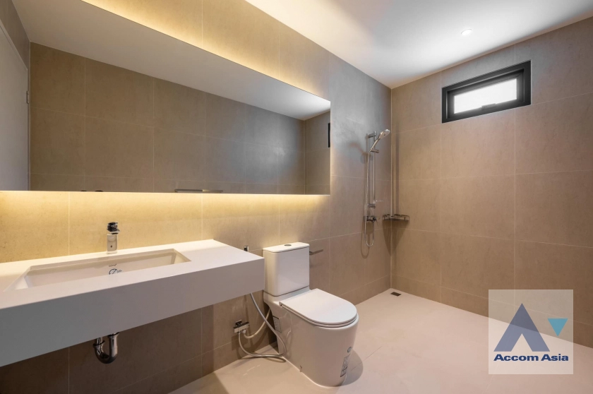 30  3 br House For Sale in Phaholyothin ,Bangkok BTS Saphan-Kwai AA43042