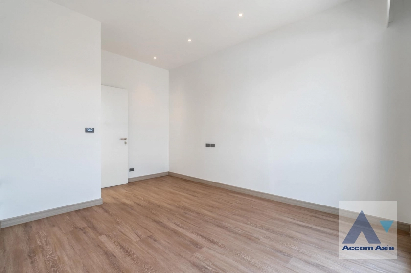 25  3 br House For Sale in Phaholyothin ,Bangkok BTS Saphan-Kwai AA43042