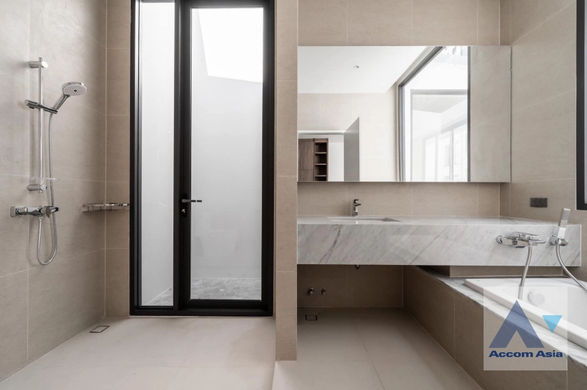 29  3 br House For Sale in Phaholyothin ,Bangkok BTS Saphan-Kwai AA43042