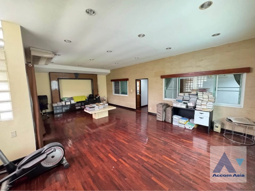 unit 6 Bedrooms  House For Rent in Pattanakarn, Bangkok  (AA43064)