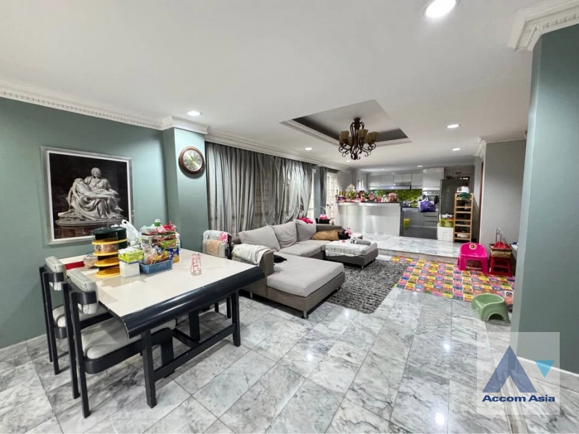 unit 6 Bedrooms  House For Rent in Pattanakarn, Bangkok  (AA43064)