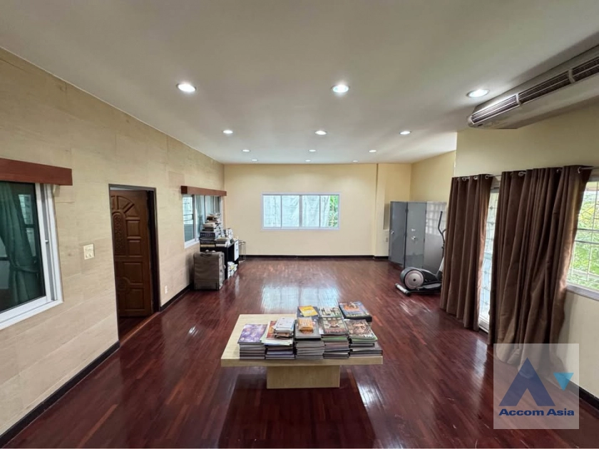 unit 6 Bedrooms  House For Rent in Pattanakarn, Bangkok  (AA43064)