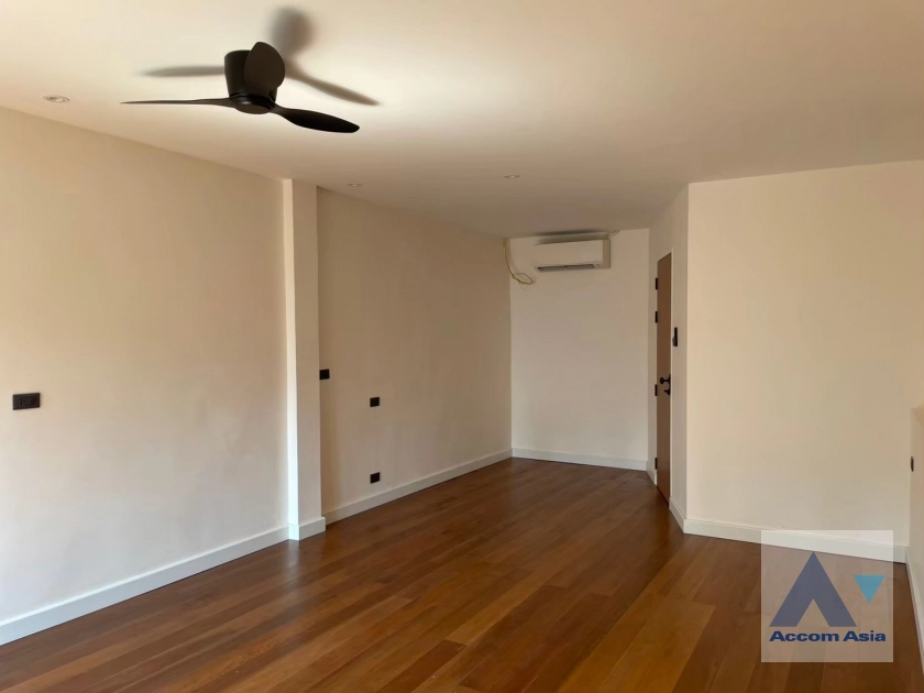 13  3 br Townhouse For Rent in Sukhumvit ,Bangkok BTS Ploenchit - BTS Nana AA43136