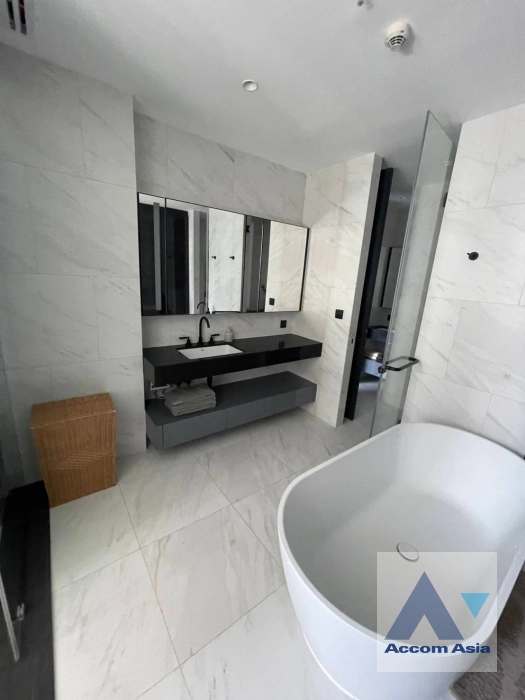 unitNeutral-tone condo with natural light and simple design in Sathorn (AA43148)